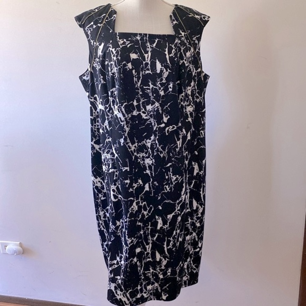 Calvin Klein woman’s sheath black white dress zipper front details cap sleeve